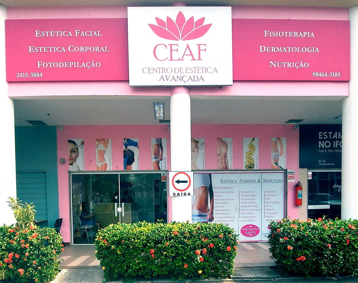 A fachada antiga, rosa, com o letreiro CEAF Centro de Estética Avançada e a lótus rosa; nas faixas laterais, as áreas: estética facial, corporal, fotodepilação, fisioterapia, dermatologia e nutrição.